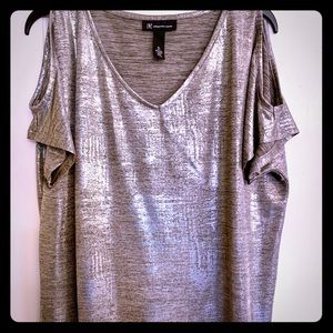 🔸SOLD🔸Cold shoulder metallic silver top XL